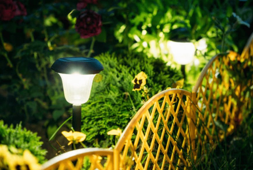 Romantyczny nastrój w ogrodzie dzięki nowoczesnym kinkietom zewnętrznym